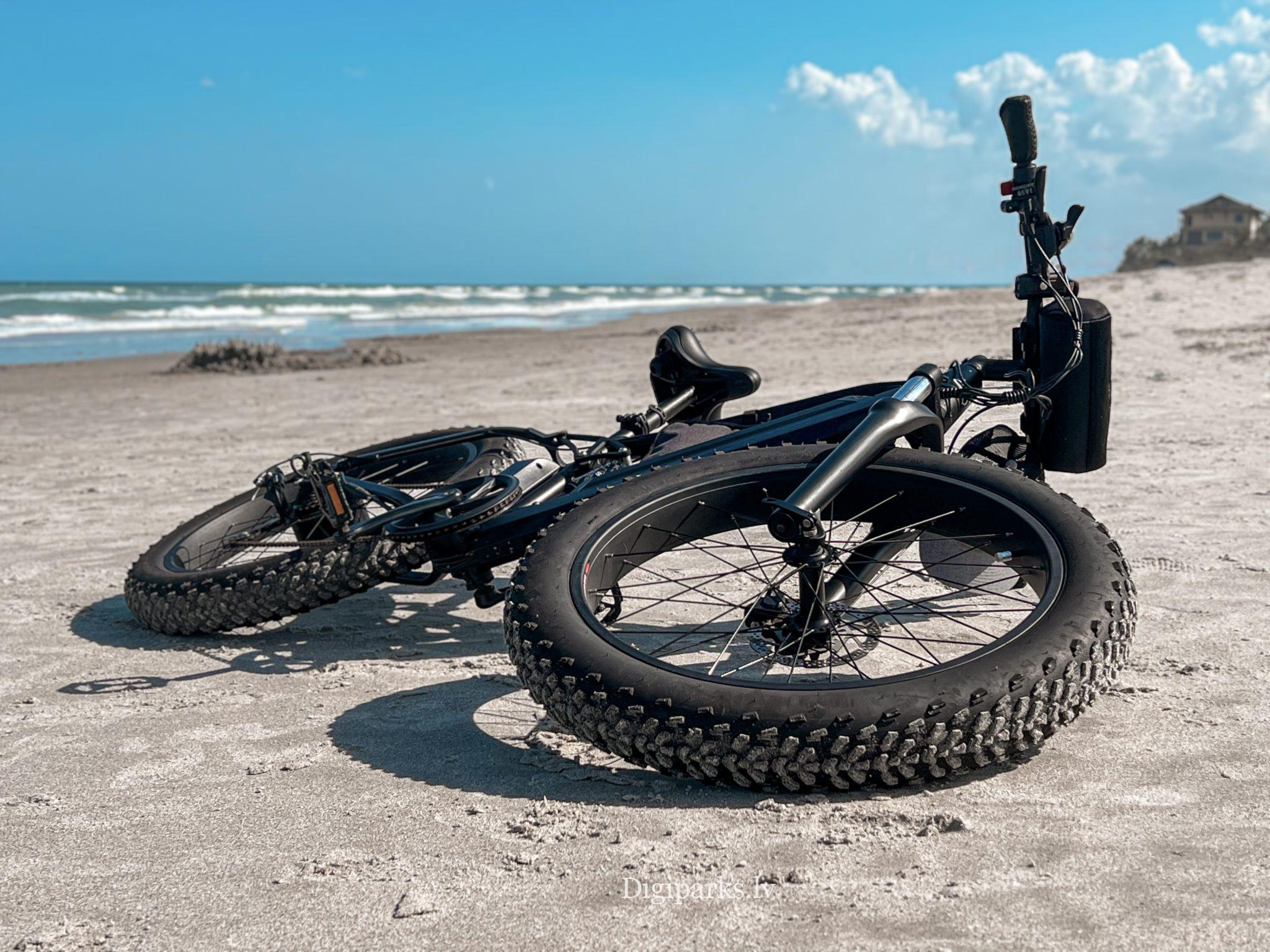 Elektriskais velosipēds pludmalē